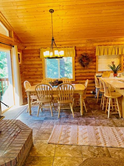 Adventure Awaits 3King Bed,2Bath Log Cabin In Heart Of Duck Creek Village! Kültér fotó